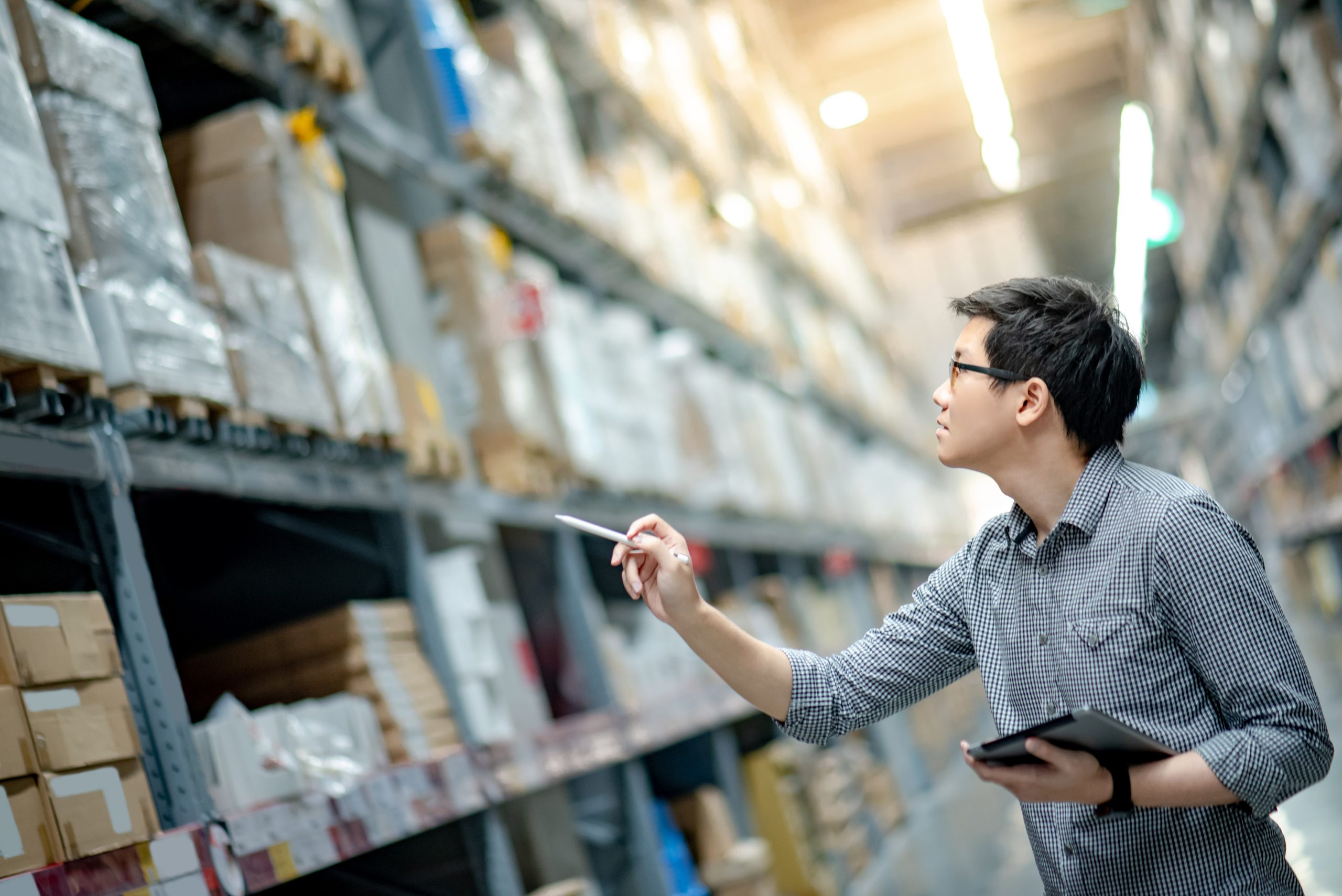 Warehousing and Distribution Canada | Farrow | Image of man looking in a warehouse